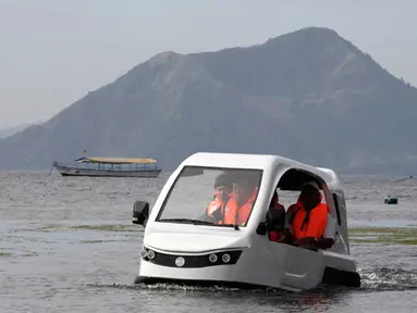 Sejumlah insinyur melakukan uji coba kendaraan amfibi tiga roda "Salamander" di sebuah danau yang mengelilingi gunung berapi Taal di Batangas, Filipina, Rabu (28/1/2015). (REUTERS/Romeo Ranoco)