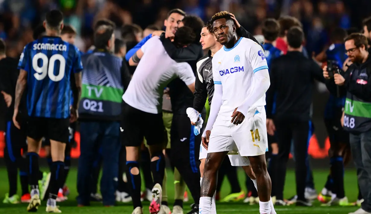 Pemain Marseille, Faris Moumbagna, tampak kecewa setelah ditaklukkan Atlanta pada laga semifinal Liga Europa di Bergamo, Italia, Jumat (10/5/2024). (AFP/Marco Bertorello)