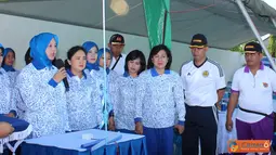 Citizen6, Surabaya: Ketua Pengurus Gabungan Jalasenastri Korps Marinir, Ny. Meidy Astuti A Faridz Washington membuka lomba renang antar Pengurus Jalasenastri dikolam renang Kolatmar Gunung Sari Surabaya, Selasa (23/10).(Pengirim: Budi Abdillah).