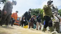 Gubernur Jawa Barat (Jabar) Ridwan Kamil meninjau lokasi banjir di Pamanukan, Kabupaten Subang, Selasa (9/2/2021). (Foto: Humas Jabar)