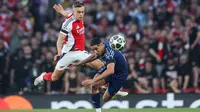 Gelandang Arsenal asal Belgia Leandro Trossard (kiri) berebut bola dengan bek Paris Saint-Germain asal Maroko Achraf Hakimi selama pertandingan sepak bola Leg Pertama Semifinal Liga Champions UEFA antara Arsenal dan Paris Saint-Germain (PSG) di Stadion Emirates di London utara, pada 29 April 2025.Adrian Dennis / AFP