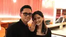 Sarah Menzel memancarkan pesona elegan lewat bodycon dress warna hitam dengan detail kerah square neck yang dikenakannya. [@ssarah_menzel].
