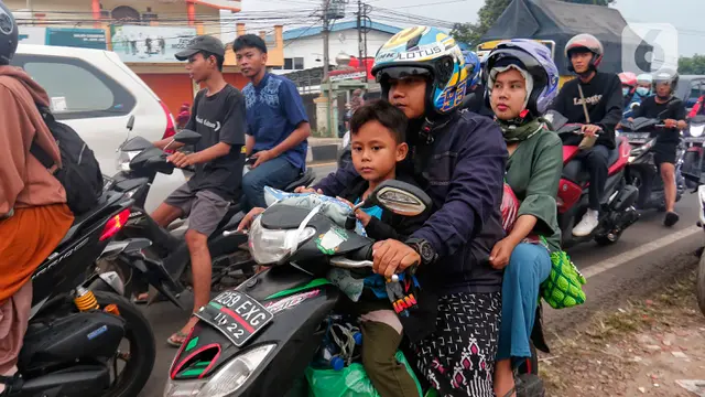 Wajah Lelah Anak-Anak Jalani Mudik Lebaran Idul Fitri Naik Sepeda Motor