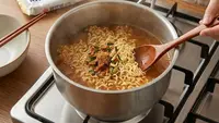 Trik Memasak Mi Instan dengan Telur agar Kuahnya Lebih Kental dan Gurih