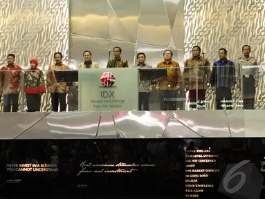 Presiden Jokowi Widodo membuka perdagangan saham di awal 2015 di Gedung Bursa Efek Jakarta, Jumat (2/1/2014).(Liputan6.com/Faizal Fanani)