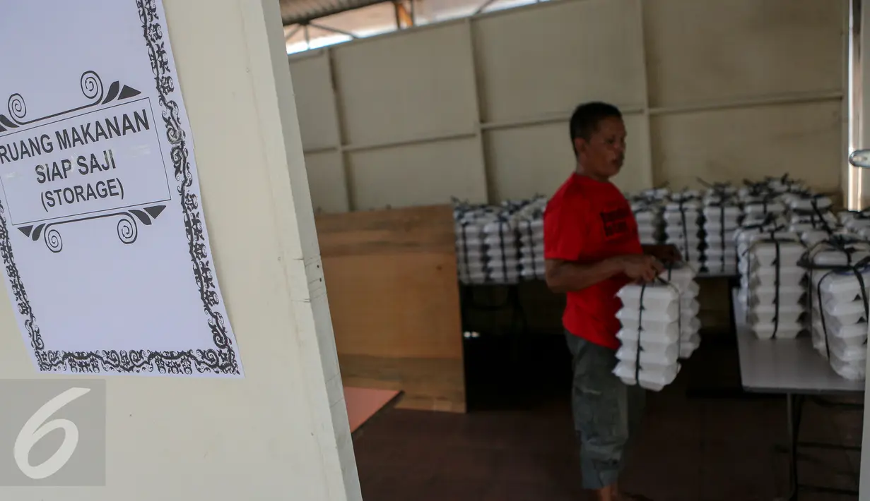 Kotak nasi yang telah siap ditempatkan pada ruangan khusus,  Jakarta, Jumat (19/6/2015). Pengurus Masjid Istiqlal menyediakan takjil sekitar 3.000 porsi setiap hari selama bulan Ramadan. (Liputan6.com/Faizal Fanani)