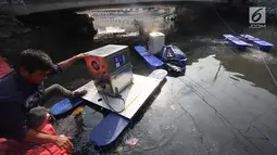 Petugas mengecek alat Plasma Nano Bubble yang dipasang di Kali Item, Kemayoran, Jakarta, Sabtu (11/8). Plasma Nano Bubble dapat mengubah oksigen dari udara menjadi ozon. (Liputan6.com/Herman Zakharia)