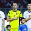 Pemain Timnas Indonesia,&nbsp;Emil Audero, Kevin Diks, dan Jay Idzes menyanyikan lagu kebangsaan Indonesia Raya saat melawan Timnas Lebanon dalam laga FIFA Matchday 2025 di Stadion Gelora Bung Tomo, Surabaya, Senin (8/9/2025). (Bola.com/Abdul Aziz)