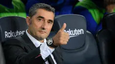 Pelatih Barcelona Ernesto Valverde memberi acungan jempol sebelum pertandingan Liga Spanyol antara Barcelona dan Real Valladolid di Stadion Camp Nou, Barcelona, Spanyol, 29 Oktober 2019. Barcelona resmi memecat Ernesto Valverde. (Photo by LLUIS GENE/AFP)