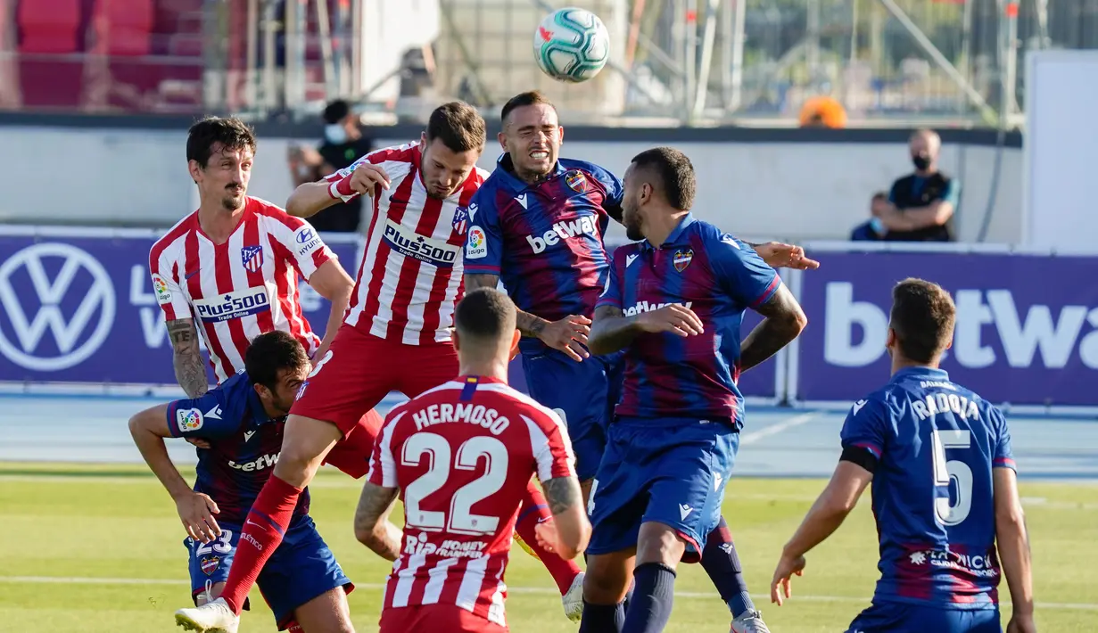 Pemain Atletico Madrid, Saul Niguez, duel udara dengan pemain Levante, Ruben Vezo, pada laga La Liga di Stadion Camilo Cano, Selasa (23/6/2020). Atletico Madrid menang 1-0 atas Levante. (AFP/Jose Jordan)