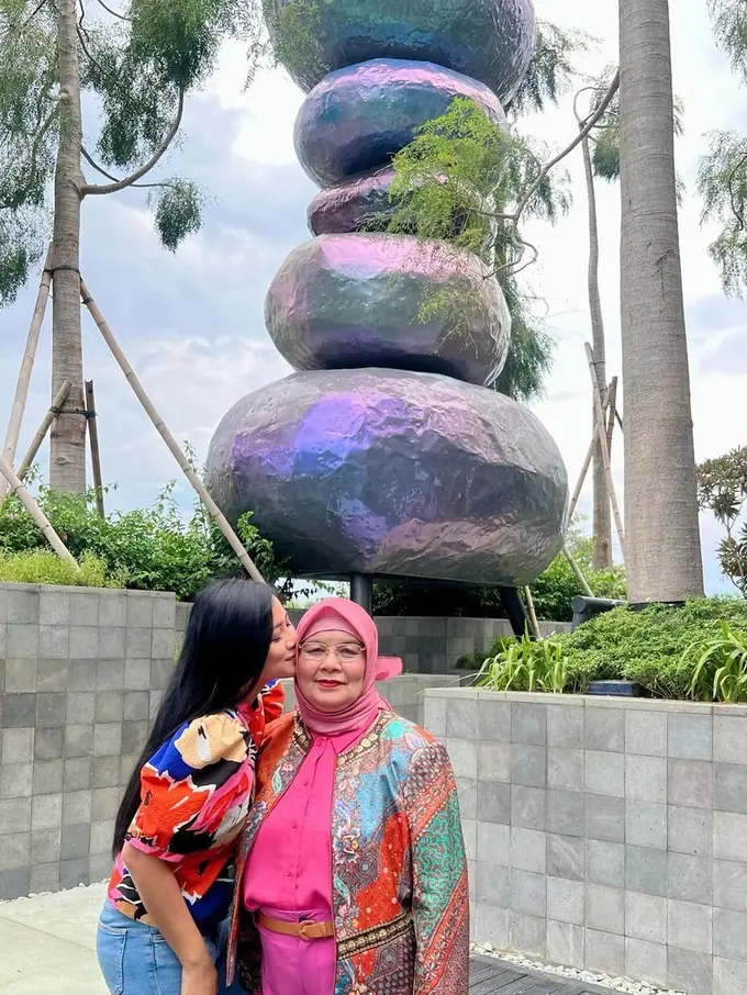 Titi Kamal bersama ibunda (Instagram/titi_kamall)