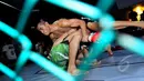 Salah satu atlet melakukan tehnik penguncian lawan pada ajang XXC Championship 2015 yang dihelat di Embrio Markas Cafe, Jakarta, Minggu (12/04/15). XCC Championship 2015 salah satu olah raga bela diri MMA (Mixed Matrial Arts). (Liputan6.com/Faisal R Syam)