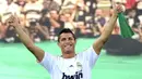 Bintang Portugal, Cristiano Ronaldo, saat diperkenalkan sebagai pemain baru Real Madrid di Stadion Santiago Bernabeu, Madrid, Selasa (6/7/2018). CR 7 mengakhiri kebersamaan sembilan tahun bersama Madrid untuk hijrah ke Juventus. (AFP/Dani Pozo)