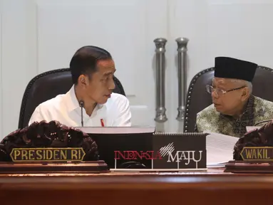 Presiden Joko Widodo berbincang dengan Wakil Presiden Ma'ruf Amin saat memimpin rapat terbatas di Kantor Presiden, Jakarta, Senin (9/12/2019). Ratas tersebut membahas pelaksanaan program kredit usaha rakyat tahun 2020. (Liputan6.com/Angga Yuniar)