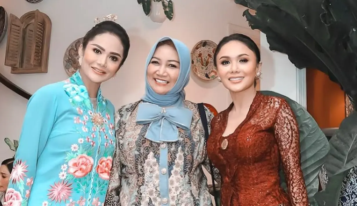 Gaya Yuni Shara dan Krisdayanti di Acara Tedak Siten Keponakannya (Sumber: Instagram/yunishara36/krisdayantilemos)