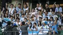 <p>Penggemar Timnas Argentina di China berfoto saat menyaksikan tim berlatih satu hari menjelang pertandingan sepak bola persahabatan melawan Australia di Beijing, China, Rabu (14/6/2023). (AP Photo/Mark Schiefelbein)</p>