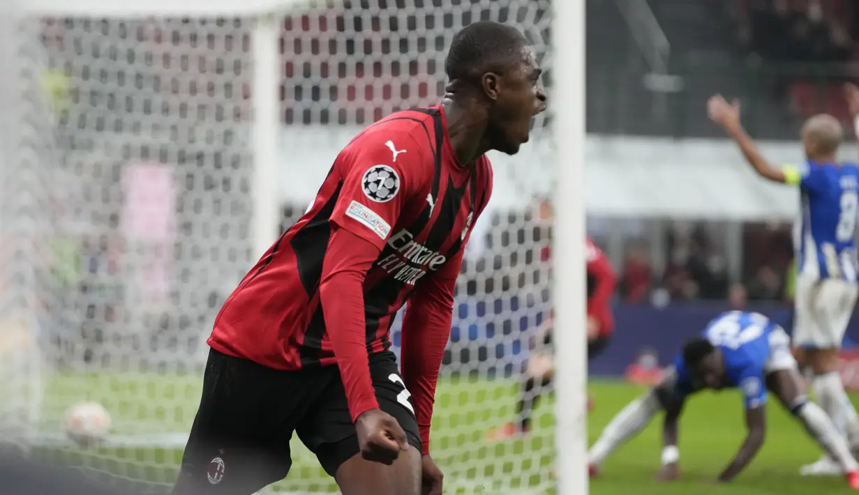 Di babak kedua AC Milan terus menggempur pertahanan FC Porto. Hasilnya di menit ke-61 pemain Porto, Chancel Mbemba, mencetak gol bunuh diri dan membuat skor pun berubah menjadi 1-1. (AP/Luca Bruno)