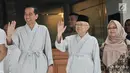 Bakal calon presiden dan wakil presiden Joko Widodo atau Jokowi (kiri) dan KH Ma'ruf Amin (tengah) melambaikan tangan sebelum tes kesehatan di RSPAD Gatot Subroto, Jakarta, Minggu (12/8). (Merdeka.com/Iqbal Nugroho)