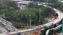 Penyelesaian pengerjaan jembatan simpang susun semanggi, Jakarta, Selasa (21/3). Jembatan tersebut memiliki panjang total 1,6 km dan menghabiskan dana sekitar Rp 354 miliar. (Liputan6.com/Angga Yuniar)