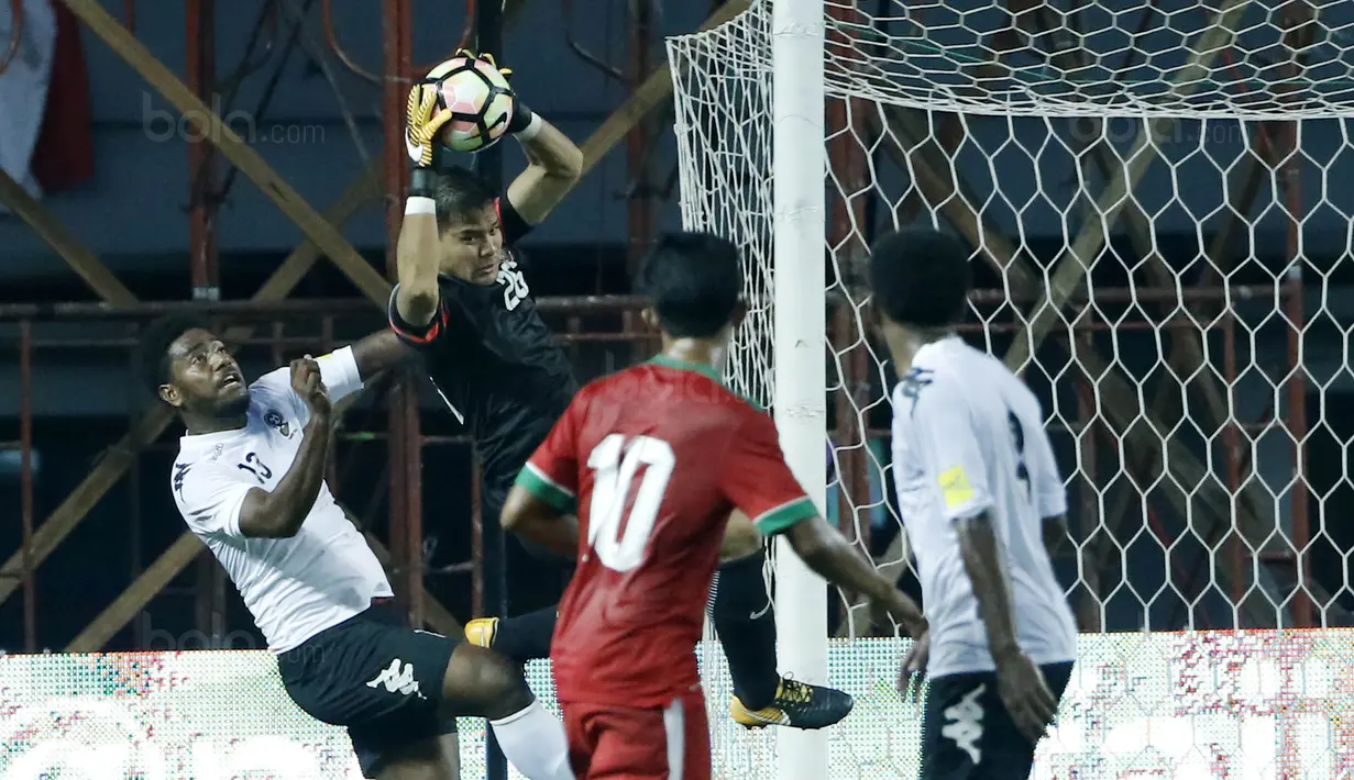 Kiper timnas Indonesia, Andritany, menangkap bola saat pertandingan melawan Fiji pada laga persahabatan di Stadion Patriot, Bekasi, Sabtu, (2/9/2017). Skor berakhir imbang 0-0. (Bola.com/M Iqbal Ichsan)
