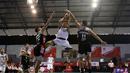 Pemain NSH Jakarta, Yoseph Wijaya melakukan Lay Up saat dihadang para pemain M88 Aspac Jakarta, pada laga IBl Reguler Season di Hall A Senayan, Jakarta, Minggu (10/1/2016). Aspac Jakarta menang 78-61. (Bola.com/Nicklas Hanoatubun)