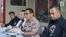 Kabid Humas Polda Metro Jaya Kombes Argo Yuwono memberikan keterangan kepada awak media saat rilis kasus pencurian kendaraan bermotor di Polda Metro Jaya, Jakarta, Kamis (4/7/2019). Polisi menembak mati salah seorang tersangka. (Liputan6.com/Immanuel Antonius)