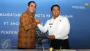 Presdir AP II, Budi Karya Sumadi dan Walikota Tangerang Arief R Wismansyah berjabat tangan usai penandatanganan nota kesepahaman mengenai suplai air bersih dan siap minum di Bandara Soekarno-Hatta, Tangerang, Rabu (13/7). (Liputan6.com/Helmi Affandi)