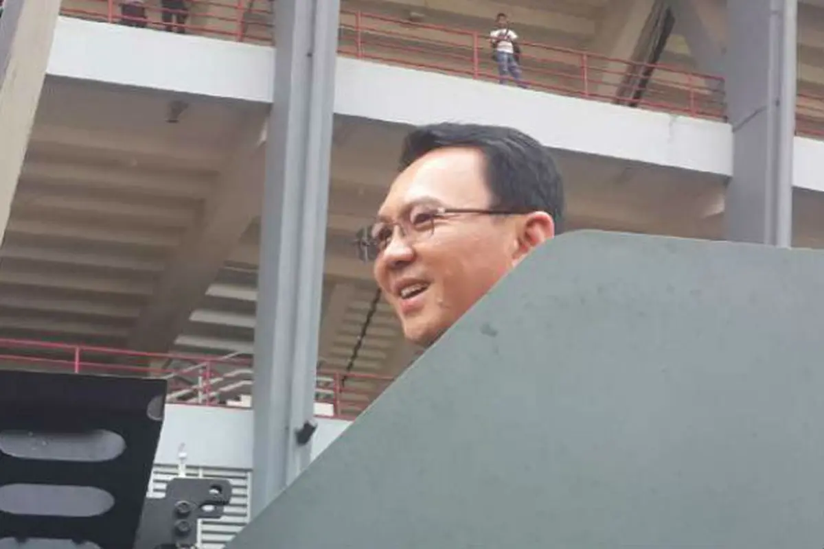 Gubernur DKI Jakarta Basuki Tjahaja Purnama, saat menginspeksi Stadion Utama Gelora Bung Karno