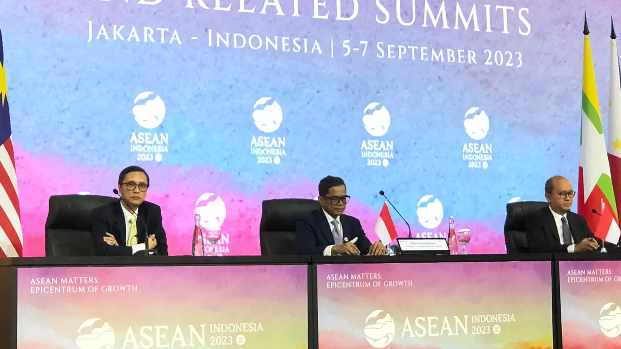 Wakil Menteri Luar Negeri Indonesia Pahala Mansury, dalam konferensi pers The ASEAN Indo-Pasific Forum (AIPF) di JCC