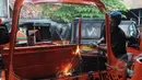 Proses pemusnahan bajaj orange. babaj orange akan diremajakan dan diganti menjadi berbahan bakar gas, Jakarta, Rabu (4/3/2015). (Liputan6.com/Herman Zakharia)
