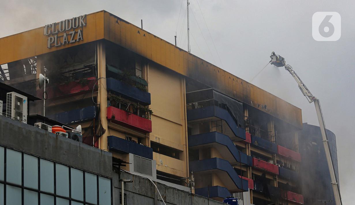 Diketahui, kebakaran hebat melanda gedung Glodok Plaza di Jalan Pinangsia Raya, Jakarta Barat, Rabu (15/1/2025) sekitar pukul 21.30 WIB. (Liputan6.com/Angga Yuniar)