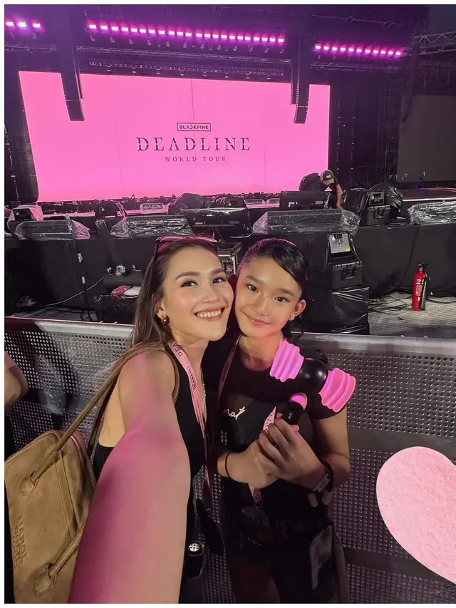 9 Potret Gaya Artis Nonton Konser BLACKPINK 'DEADLINE' di Jakarta, Diguyur Hujan