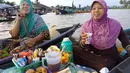 Para pedangan Pasar Terapung Lok Baintan memakai bedak dingin pada wajahnya untuk menangkal cahaya panas matahari yang juga menjadi budaya di Banjarmasin (Liputan6.com/Pool/Kadek Arini)