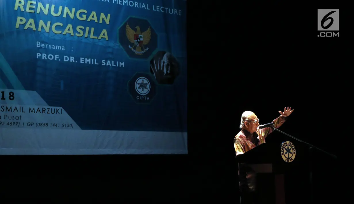 Ketua Dewan Pertimbangan Presiden periode 2010-2014, Emil Salim saat menyampaikan Renungan Pancasila di Teater Kecil TIM, Jakarta, Selasa (7/8). STA Memorial Lecture rutin diadakan sejak 2005 lalu. (Liputan6.com/Helmi Fithriansyah)