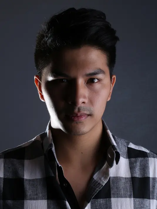 Ketika ketampanan Glenn Alinskie berpadu dengan kemahiran sang fotografer. (Fathan Rangkuti/bintang.com)