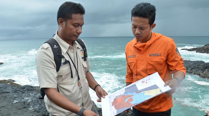 Peneliti memetakan gunung api purba di selatan Kebumen. (Foto: Liputan6.com/Humas Unsoed/Muhamad Ridlo)
