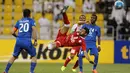 Pemain Tractorsazi, Shojae Khalilzadeh, melakukan tendangan salto ke arah gawang Al-Hilal dalam laga Grup C Liga Champions Asia di Stadion Qatar Sports Club, Doha, Qatar, (19/4/2016). (AFP/Karim Jaafar)