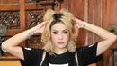 Pose menggoda Nikita Mirzani di sela-sela syuting pembuatan video klip single lagunya yang berjudul 'Kode Nakal' di The Roemah 7A, Jakarta Selatan, Kamis (11/2/2016). (Liputan6.com/Yoppy Renato)