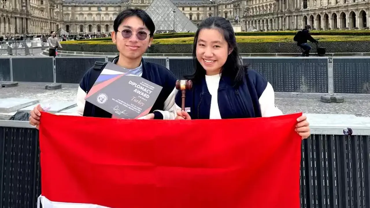Viral Dua Mahasiswa Indonesia Juara Ajang Bergengsi Harvard World Model United Nations 2023 di Paris