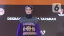 Model membawakan busana rancangan Wignyo saat peragaan busana dalam gelaran Festival 6 2023 di Senayan Park, Jakarta, Minggu (9/7/2023). (Liputan6.com/Faizal Fanani)