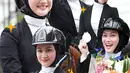 Sembari tersenyum memegang medali juara 2, paras rupawan Melody dipulas dengan makeup natural juga tak luput dari atensi. [@vidiodotcom].