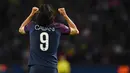 Penyerang PSG, Edison Cavani melakukan selebrasi usai mencetak gol ke gawang Bayern Munchen pada grup B Liga Champions di stadion Parc des Princes di Paris, Prancis (27/9). PSG menang telak 3-0 atas Munchen. (AFP Photo/Franck Fife)