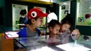 Anak-anak mengunjungi Museum Entomologi Shanghai di Shanghai, China timur (24/8/2020). Selama Festival Sains Shanghai yang berlangsung dari 23-29 Agustus, Museum Entomologi Shanghai akan menyuguhkan livestreaming tentang sains, pengalaman interaktif. (Xinhua/Zhang Jiansong)