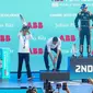 Presiden Joko Widodo atau Jokowi mengangkat piala Formula E dan memberikan kepada Pembalap Jaguar TCS Racing Mitch Evans (kanan) di atas podium Jakarta International E-Prix Circuit (JIEC), Jakarta, Sabtu (4/6/2022). Andalan Jaguar TCS Racing Mitch Evans memenangkan ajang balap Formula E Jakarta e-Prix 2022. (Liputan6.com/Herman Zakharia)