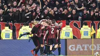 Suporter dan pemain AC Milan merayakan gol Leonardo Bonucci ke gawang Juventus pada laga Serie A di Allianz Stadium, Turin, (31/3/2018). Juventus menang 3-1. (Alessandro Di Marco/ANSA via AP)