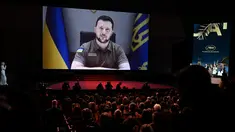 Presiden Ukraina Volodymyr Zelensky menyampaikan pidato lewat video yang disetel saat upacara pembukaan Festival Film Cannes edisi ke-75 di Cannes, Prancis selatan, Selasa (17/5/2022). Dalam pidatonya, Zelensky menyinggung keterlibatan dunia film dan sinema dalam menjaga persatuan dunia. (AFP/CHRISTOPHE SIMON)
