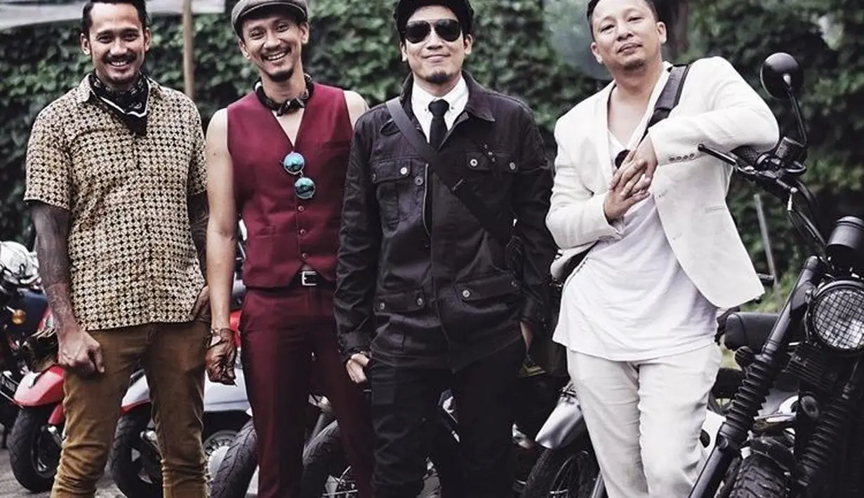 <p>Tahun 2009, Vincent dan Desta memutuskan untuk keluar dari Clubeighties dan kemudian membentuk band baru bernama The Cash bersama Tora Sudiro dan Ringgo Agus Rahman. (FOTO: instagram.com/desta80s/)</p>