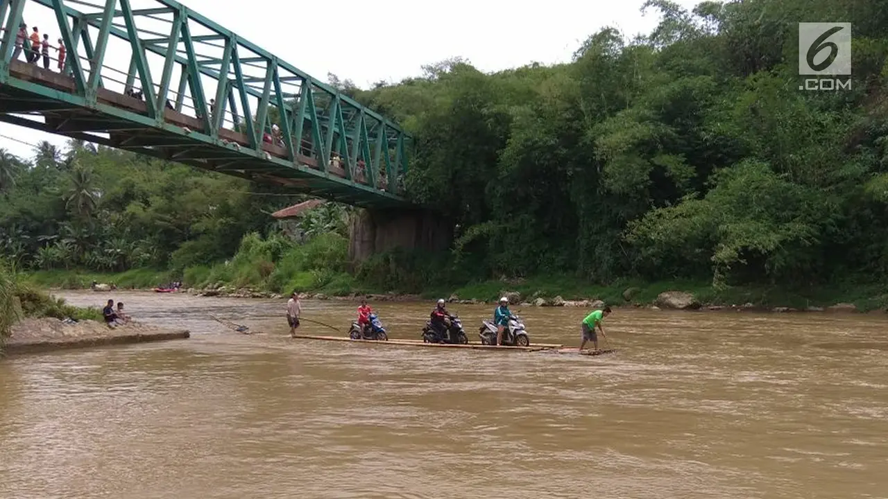 Seberangi Sungai Cisadane