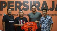 Gelandang asal Serbia Vanja Markovic (dua dari kanan) resmi gabung Persiraja Banda Aceh. (Bola.com/Gatot Susetyo).