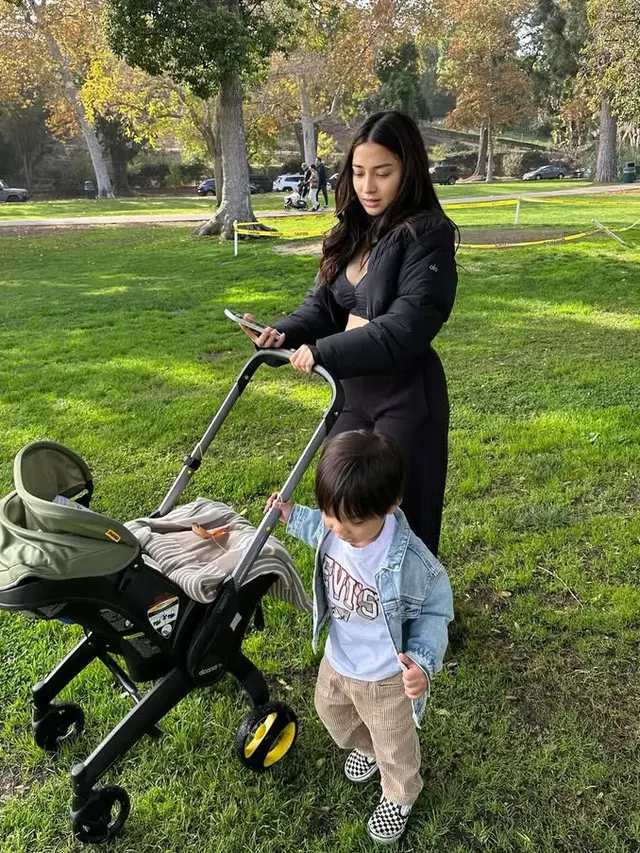 Nikita Willy saat Dorong Stroller Putra Ke-2 di Hari Pertama Tahun 2025. [@yorafebrina]